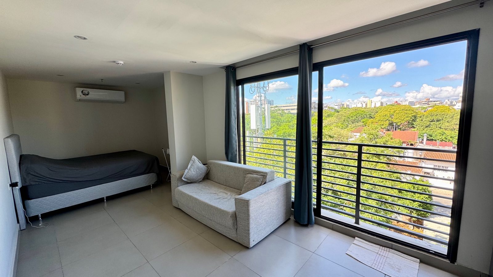 01-ambiente-cama-sofa-ventanal.jpg